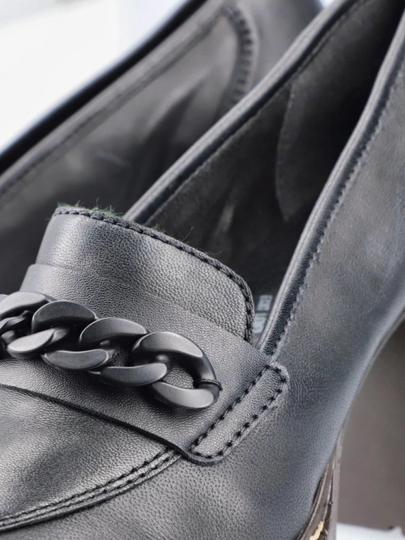 Rieker Μαύρα γυναικεία δερμάτινα loafers με τακούνι Rieker